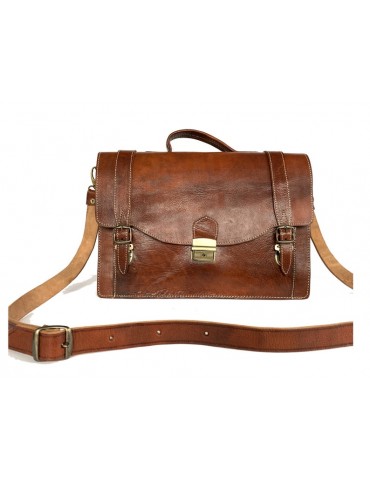 Velká kožená crossbody taška hnědé barvy.