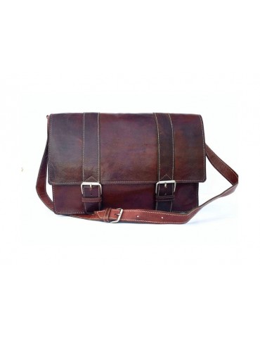 Velká kožená crossbody taška hnědé barvy.