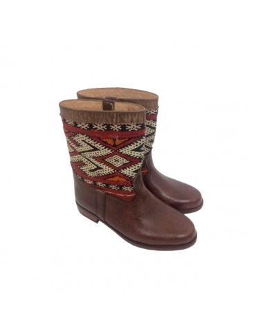 Marokkolainen käsityö, nahkasaappaat ja käsintehty kilim.
