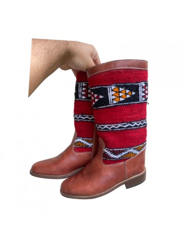 Kožené boty a ručně vyrobený kilim s vysokou kvalitou zpracování.
