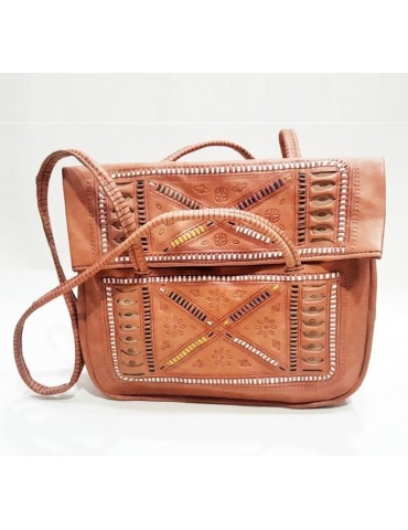 Kožená crossbody taška z přírodního materiálu, ručně vyrobená.