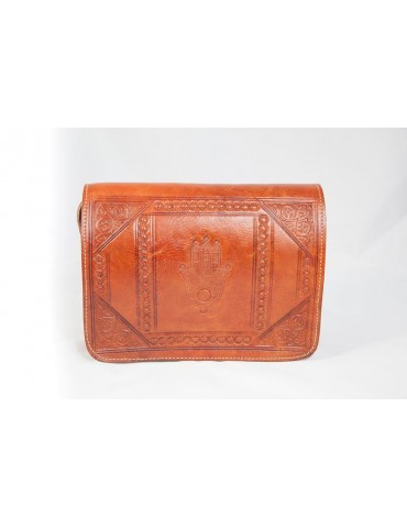 Kožená crossbody taška z přírodního materiálu, ručně vyrobená.