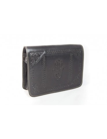 Kožená crossbody taška z přírodního materiálu, ručně vyrobená.