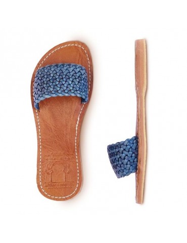 Flat beach sandals in real...