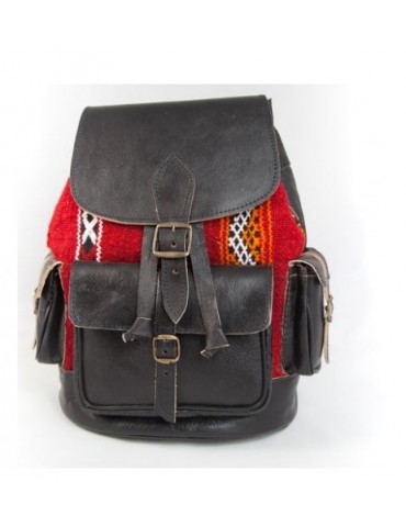 Kožený batoh a černý kilim