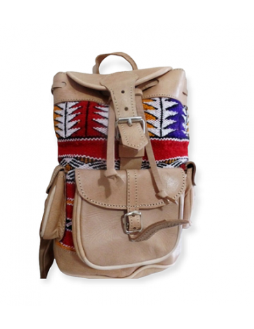 Aito nahkareppu ja beige kilim.